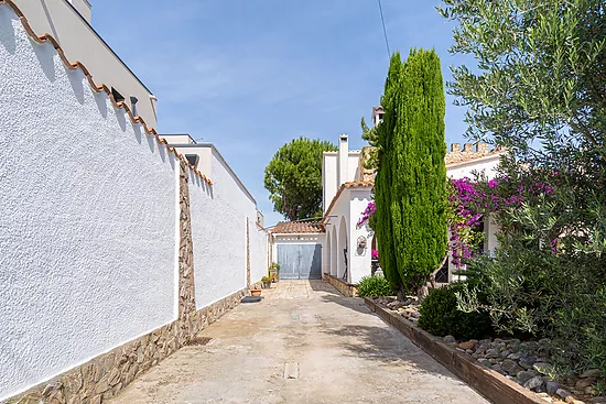 Stunning renovated house with pool in Empuriabrava