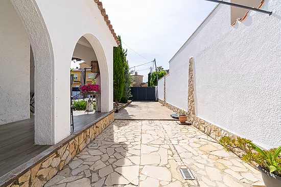 Stunning renovated house with pool in Empuriabrava