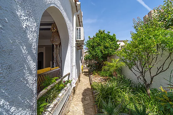 Stunning renovated house with pool in Empuriabrava