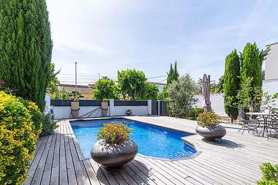 Stunning renovated house with pool in Empuriabrava