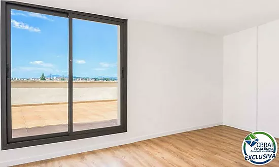 Penthouse duplex with panoramic terrace in Figueres