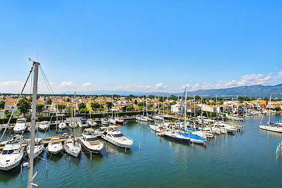 Studio for sale in Port GREC with stunning views to the marina and mountain with tourist license