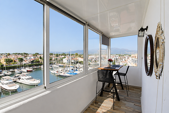Studio for sale in Port GREC with stunning views to the marina and mountain with tourist license