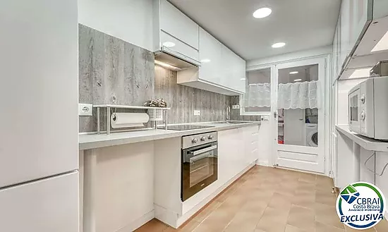 Charming apartment in the center of Roses, 200 m from the beach
