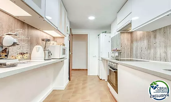 Charming apartment in the center of Roses, 200 m from the beach