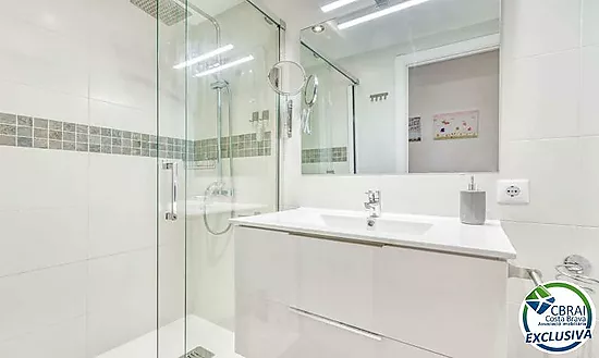 Charming apartment in the center of Roses, 200 m from the beach