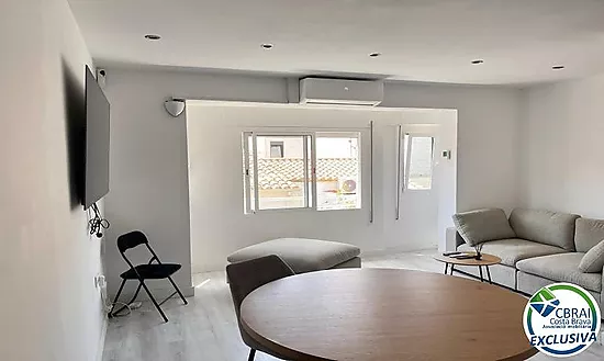 ROSES CENTRE Cozy, fully renovated two-bedroom apartment