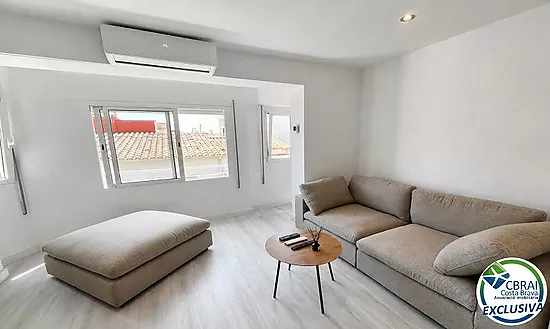 ROSES CENTRE Cozy, fully renovated two-bedroom apartment