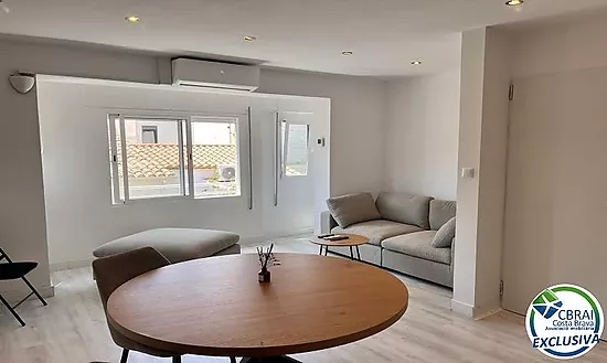 ROSES CENTRE Cozy, fully renovated two-bedroom apartment