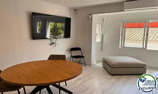 ROSES CENTRE Cozy, fully renovated two-bedroom apartment