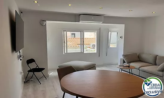 ROSES CENTRE Cozy, fully renovated two-bedroom apartment