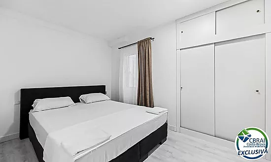ROSES CENTRE Cozy, fully renovated two-bedroom apartment