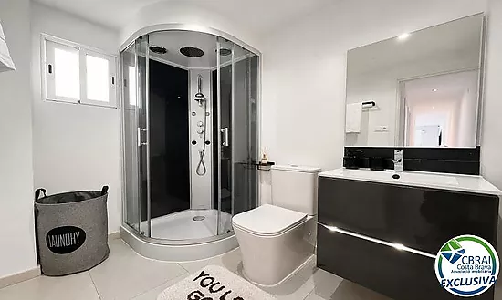 ROSES CENTRE Cozy, fully renovated two-bedroom apartment
