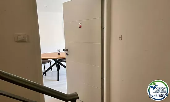 ROSES CENTRE Cozy, fully renovated two-bedroom apartment