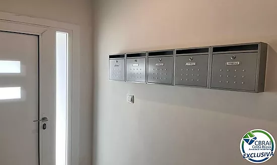 ROSES CENTRE Cozy, fully renovated two-bedroom apartment