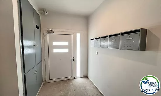 ROSES CENTRE Cozy, fully renovated two-bedroom apartment