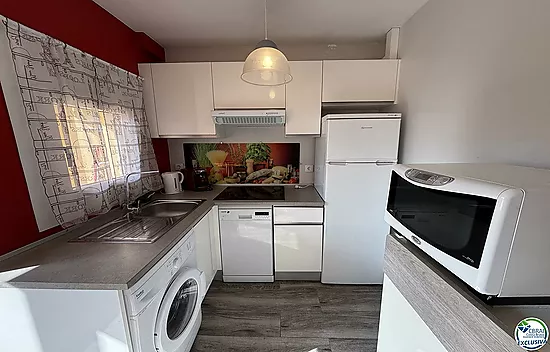 Apartment with terrace and swimming pool in Empuriabrava