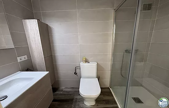 Apartment with terrace and swimming pool in Empuriabrava