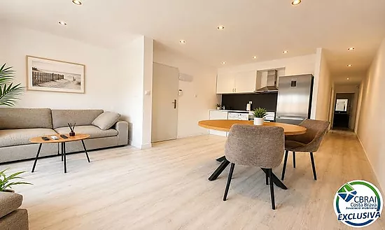 ROSES CENTRE Cozy, fully renovated two-bedroom apartment
