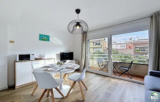 Renovated apartment with tourist license in the center of Rosas, 150m from the beach