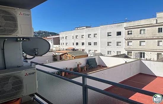 Gran piso en el centro de Roses con ascensor.