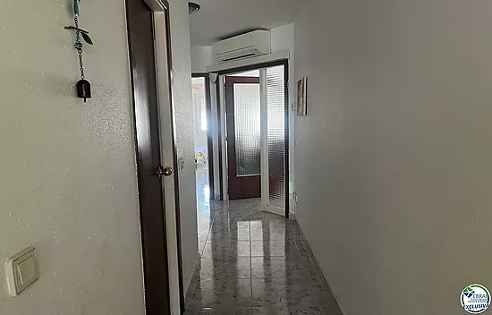 Gran piso en el centro de Roses con ascensor.