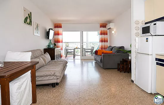 Apartment with spectacular canal views, just 3 minutes from Empuriabrava beach.