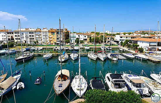 Apartment with spectacular canal views, just 3 minutes from Empuriabrava beach.