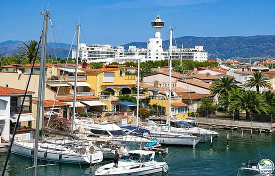 Apartment with spectacular canal views, just 3 minutes from Empuriabrava beach.
