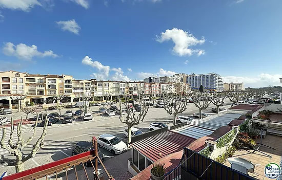 Spacious apartment next to the beach and shops