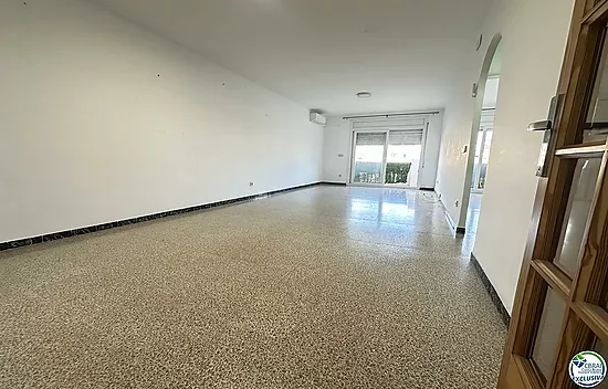 Spacious apartment next to the beach and shops