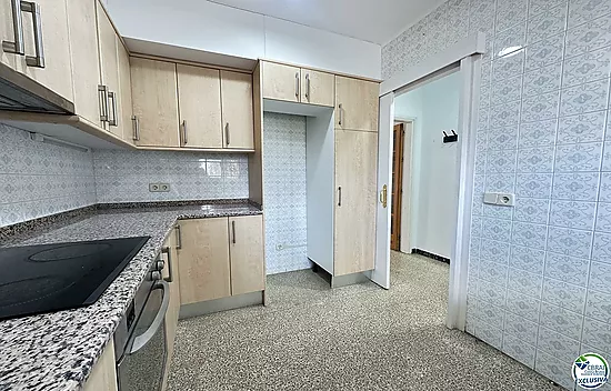 Spacious apartment next to the beach and shops