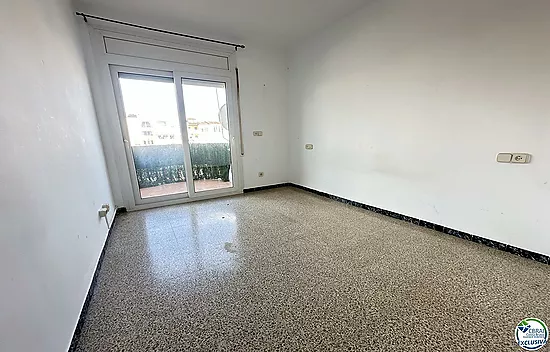 Spacious apartment next to the beach and shops