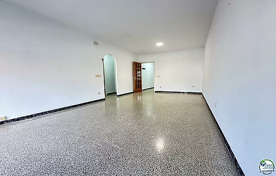 Spacious apartment next to the beach and shops