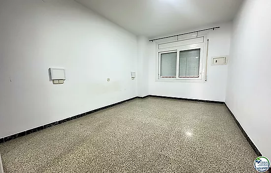Spacious apartment next to the beach and shops