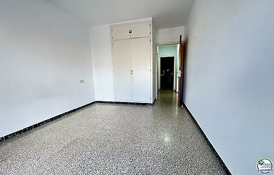 Spacious apartment next to the beach and shops