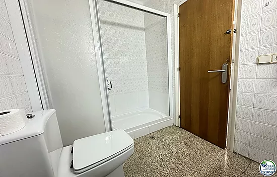Spacious apartment next to the beach and shops