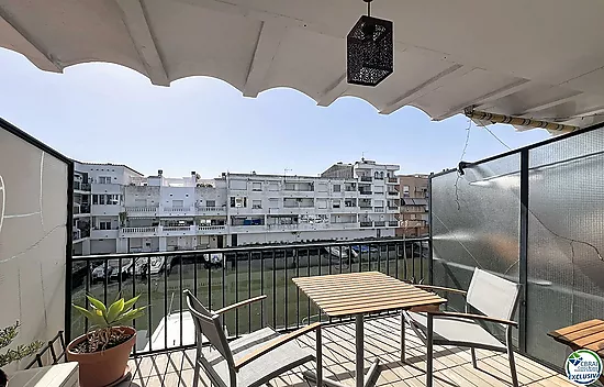 Canal-view apartment with terrace and parking in Empuriabrava