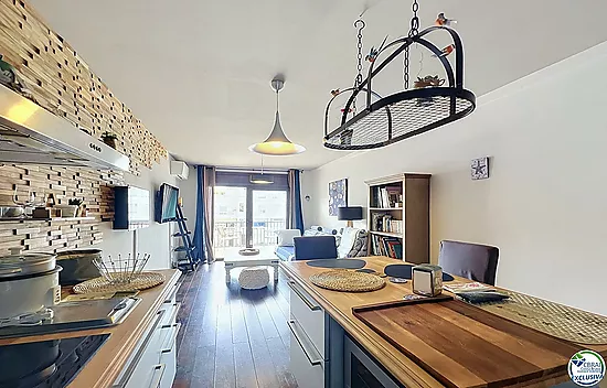 Canal-view apartment with terrace and parking in Empuriabrava