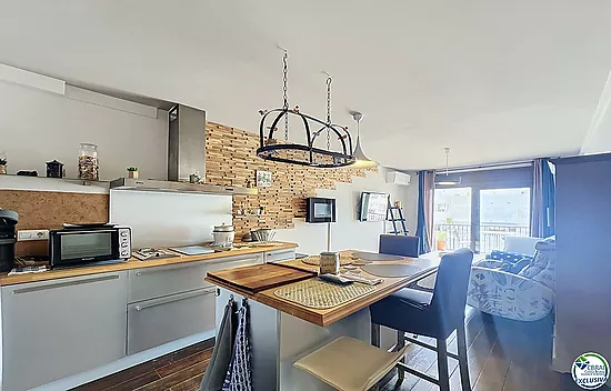 Canal-view apartment with terrace and parking in Empuriabrava
