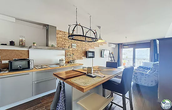 Canal-view apartment with terrace and parking in Empuriabrava