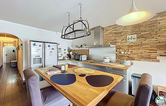 Canal-view apartment with terrace and parking in Empuriabrava