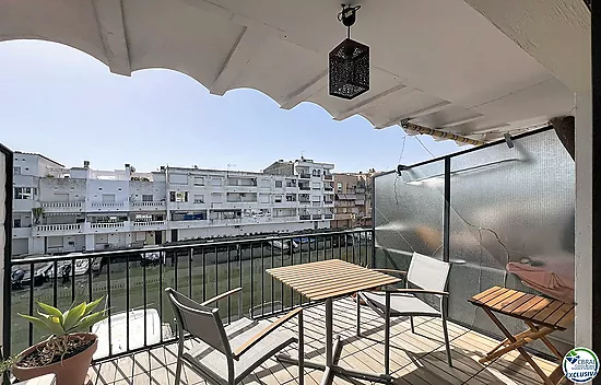 Canal-view apartment with terrace and parking in Empuriabrava