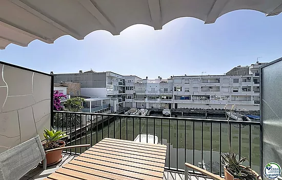 Canal-view apartment with terrace and parking in Empuriabrava