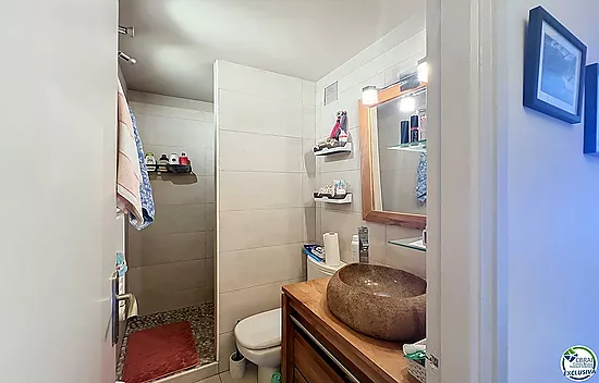 Canal-view apartment with terrace and parking in Empuriabrava