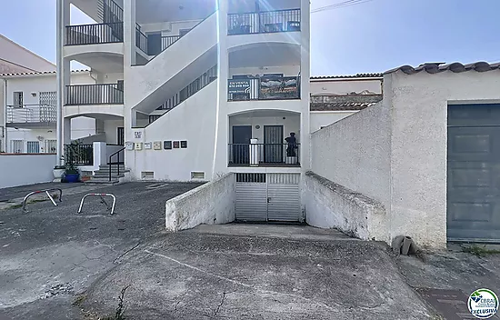 Canal-view apartment with terrace and parking in Empuriabrava