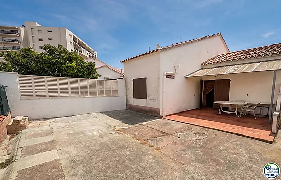 Unique opportunity in Mas Matas, Roses — Semi-detached house with private plot, ready for your renov