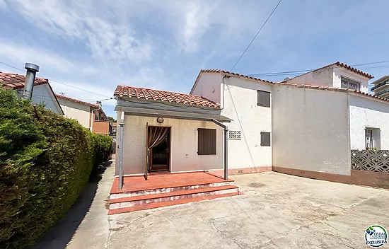 Unique opportunity in Mas Matas, Roses — Semi-detached house with private plot, ready for your renov