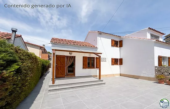 Unique opportunity in Mas Matas, Roses — Semi-detached house with private plot, ready for your renov