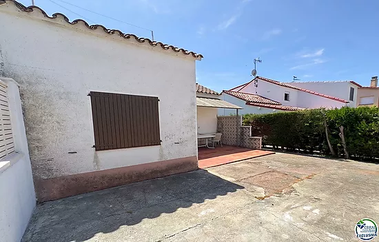 Unique opportunity in Mas Matas, Roses — Semi-detached house with private plot, ready for your renov